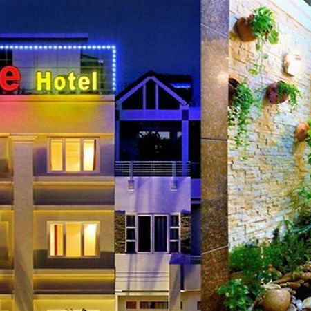 U And Me Hotel Tan Phong Buitenkant foto